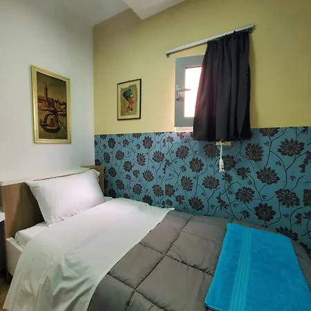 Hostel Wander Luxe Τίρανα