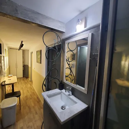 Hostel Wander Luxe Τίρανα