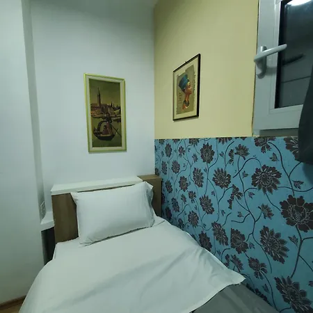 Wander Luxe Hostel Tiran