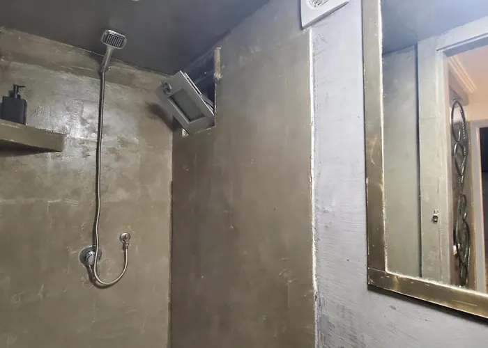 Wander Luxe Hostel Tiran